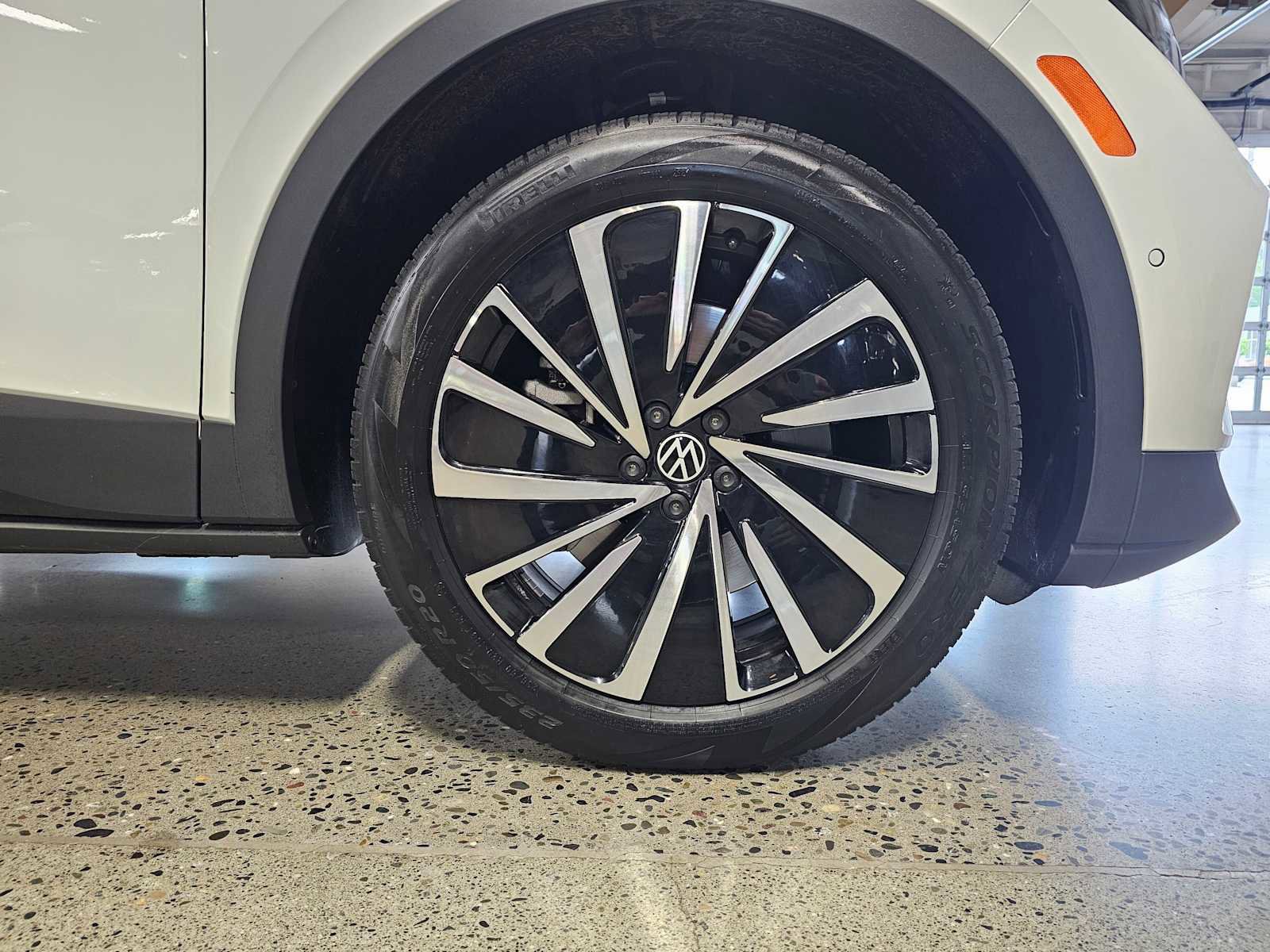 Used 2025 Volkswagen ID.4 Pro AWD/4WD image 9