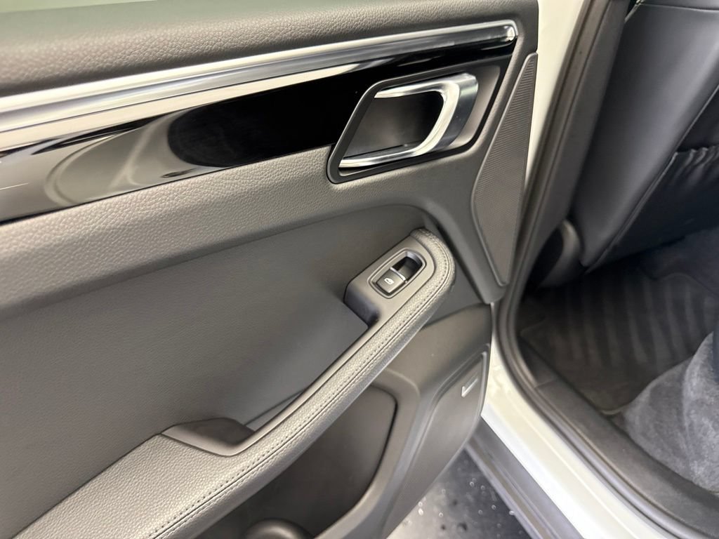 Certified 2024 Porsche Macan AWD/4WD image 17