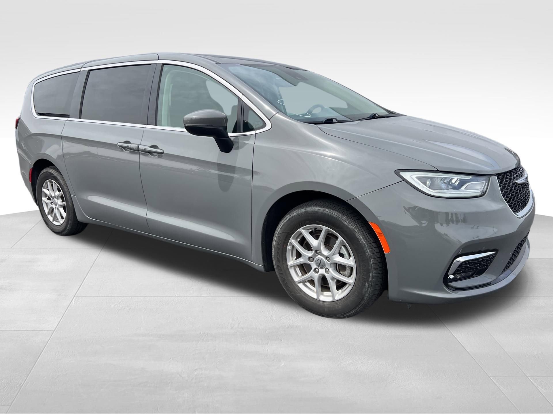 Used 2023 Chrysler Pacifica Touring-L FWD image 3