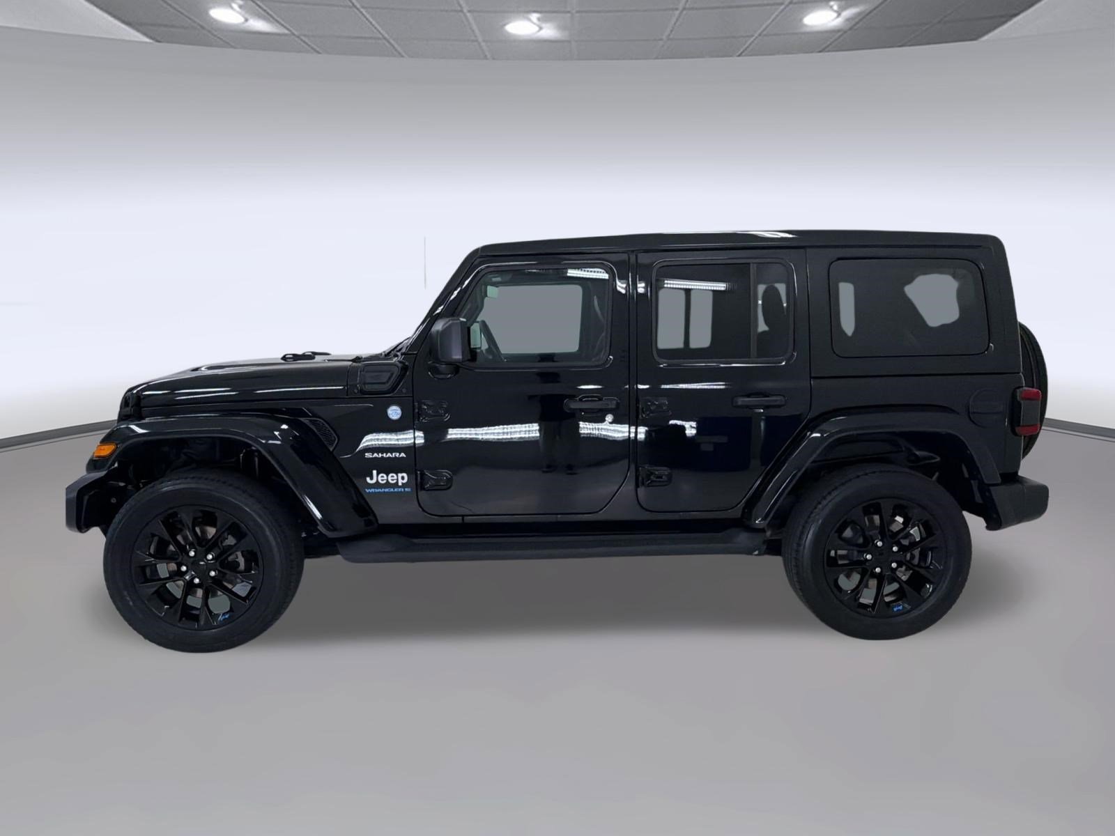 Used 2023 Jeep Wrangler Unlimited Sahara w/ Cold Weather Group AWD/4WD image 2