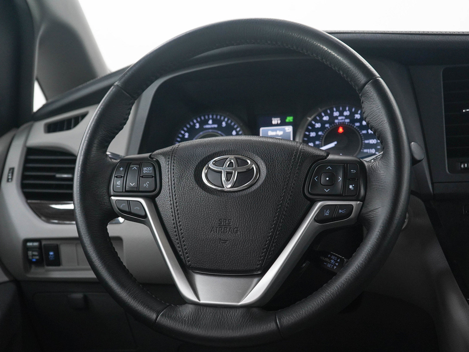 Used 2018 Toyota Sienna XLE FWD image 18