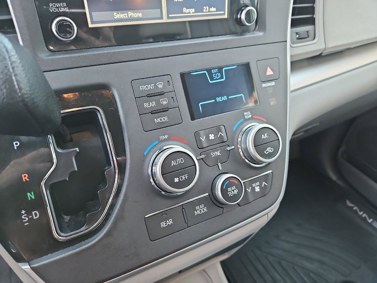Used 2020 Toyota Sienna L FWD image 18