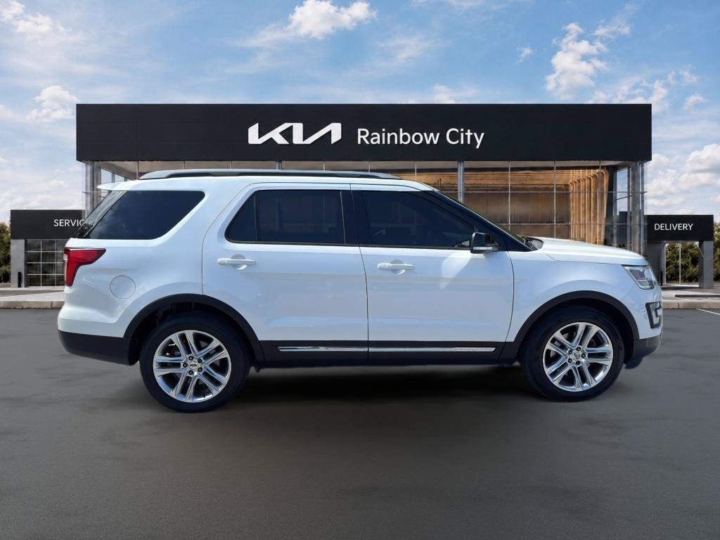 Used 2017 Ford Explorer XLT w/ Equipment Group 202A AWD/4WD image 4