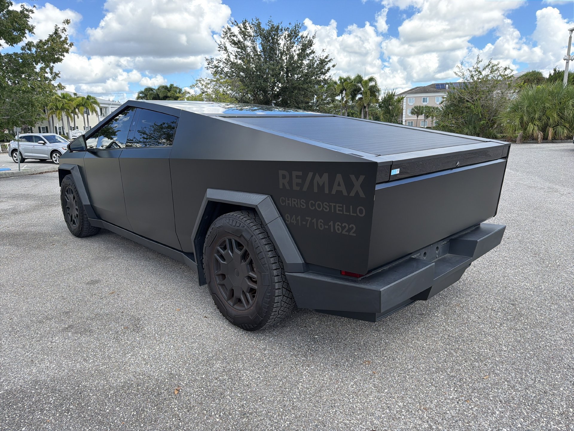 Used 2024 Tesla Cybertruck AWD Crew Cab image 6