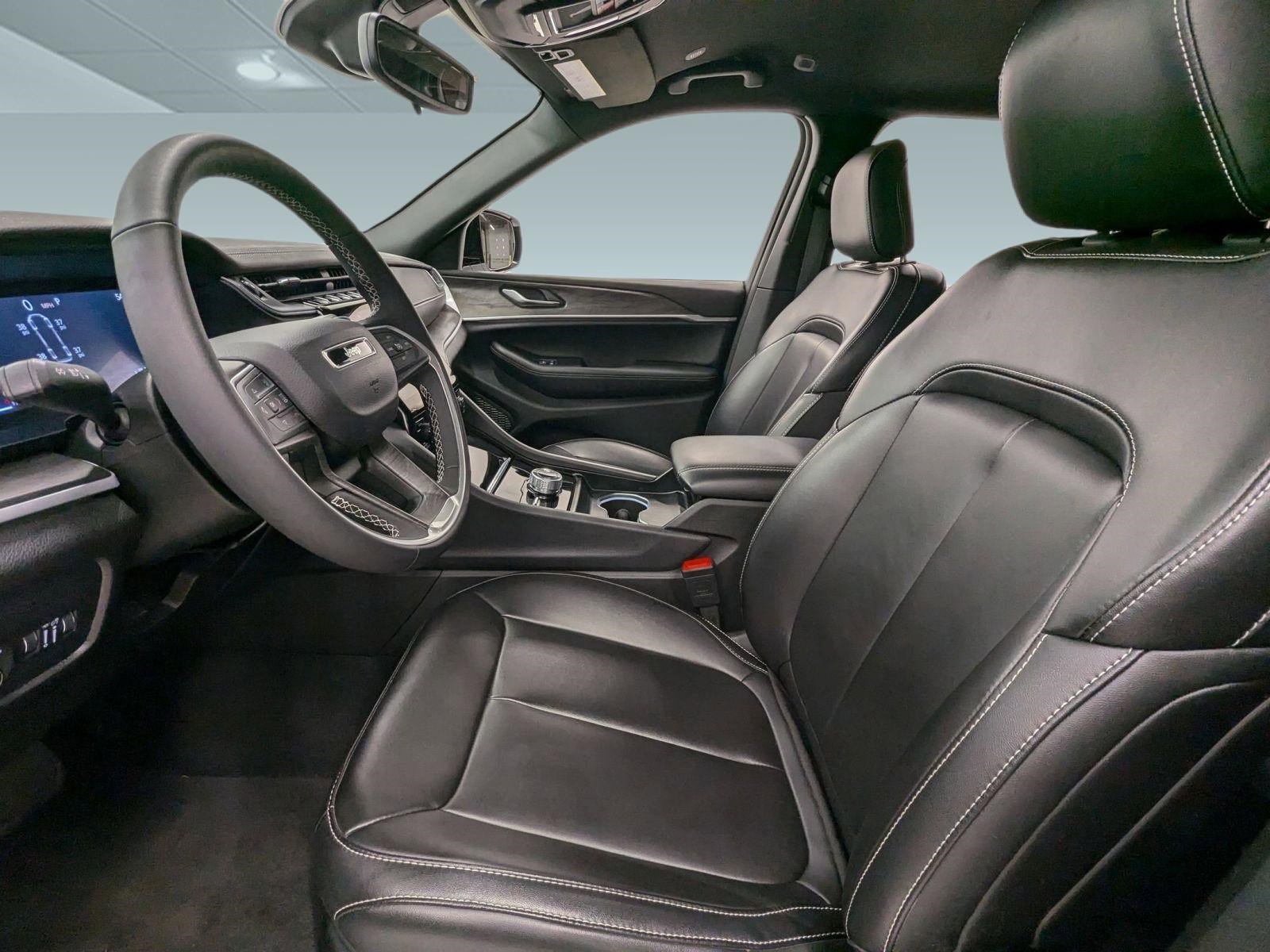 Used 2025 Jeep Grand Cherokee L Limited image 4