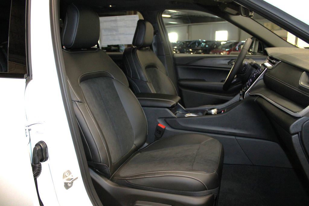 New 2025 Jeep Grand Cherokee Altitude image 29