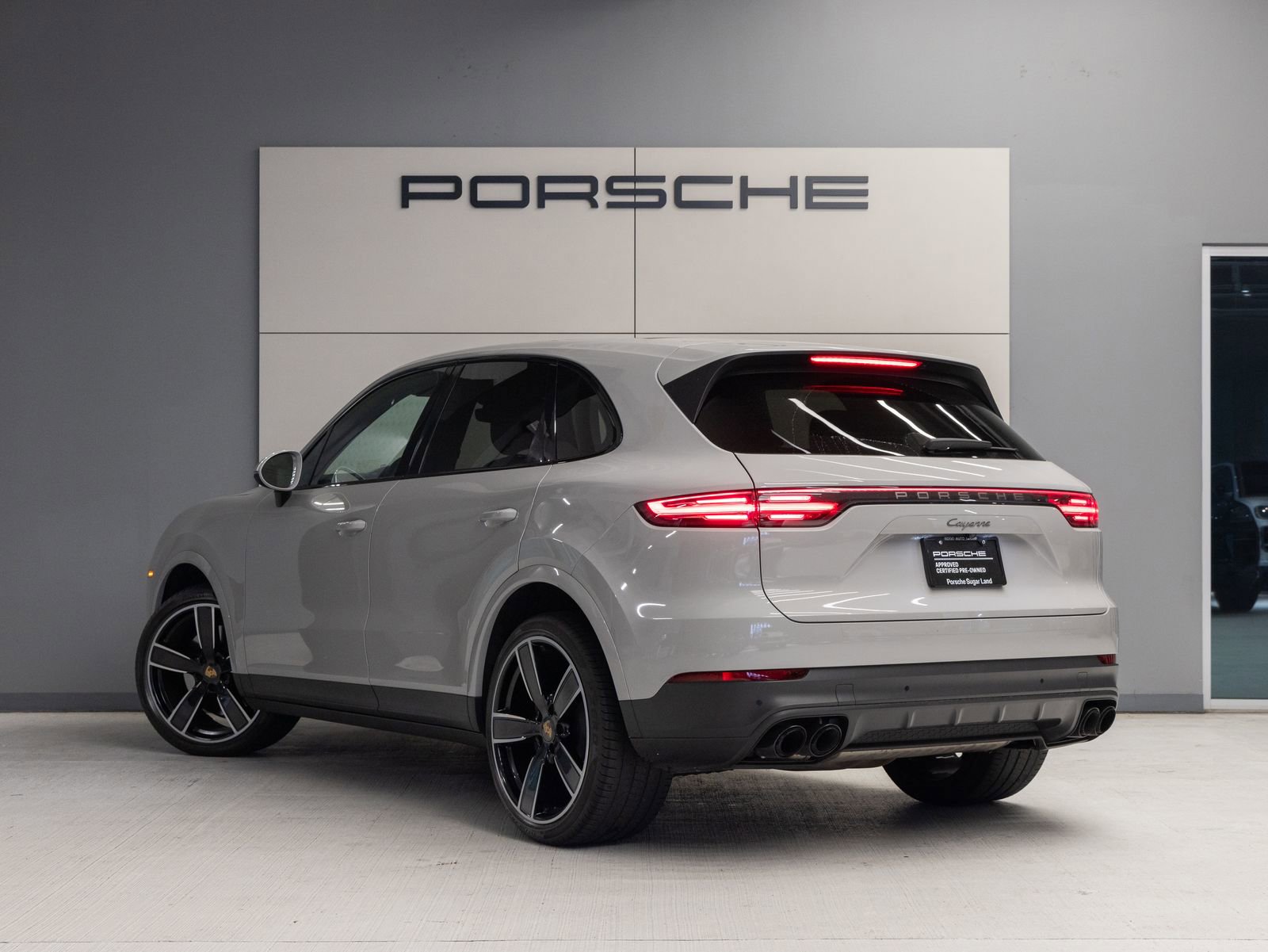 Certified 2023 Porsche Cayenne Platinum Edition image 3