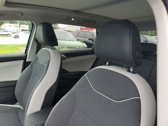 Used 2025 Volkswagen Taos SE w/ Panoramic Sunroof Package AWD/4WD image 16