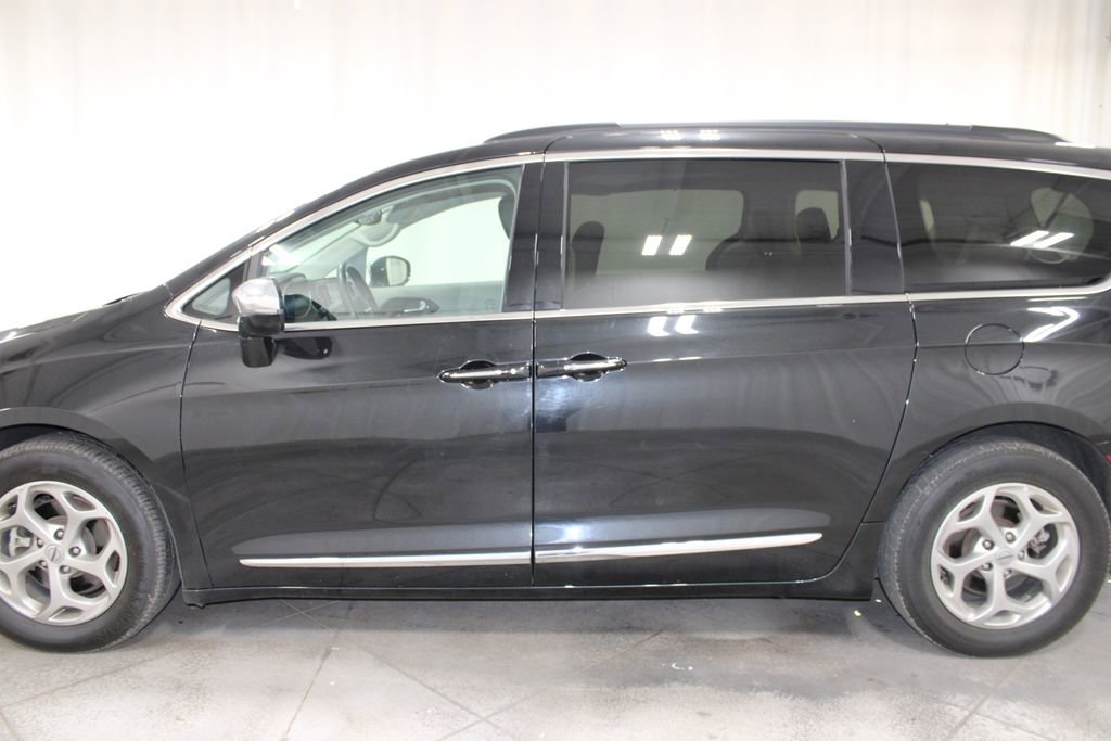 Used 2023 Chrysler Pacifica Limited FWD image 6