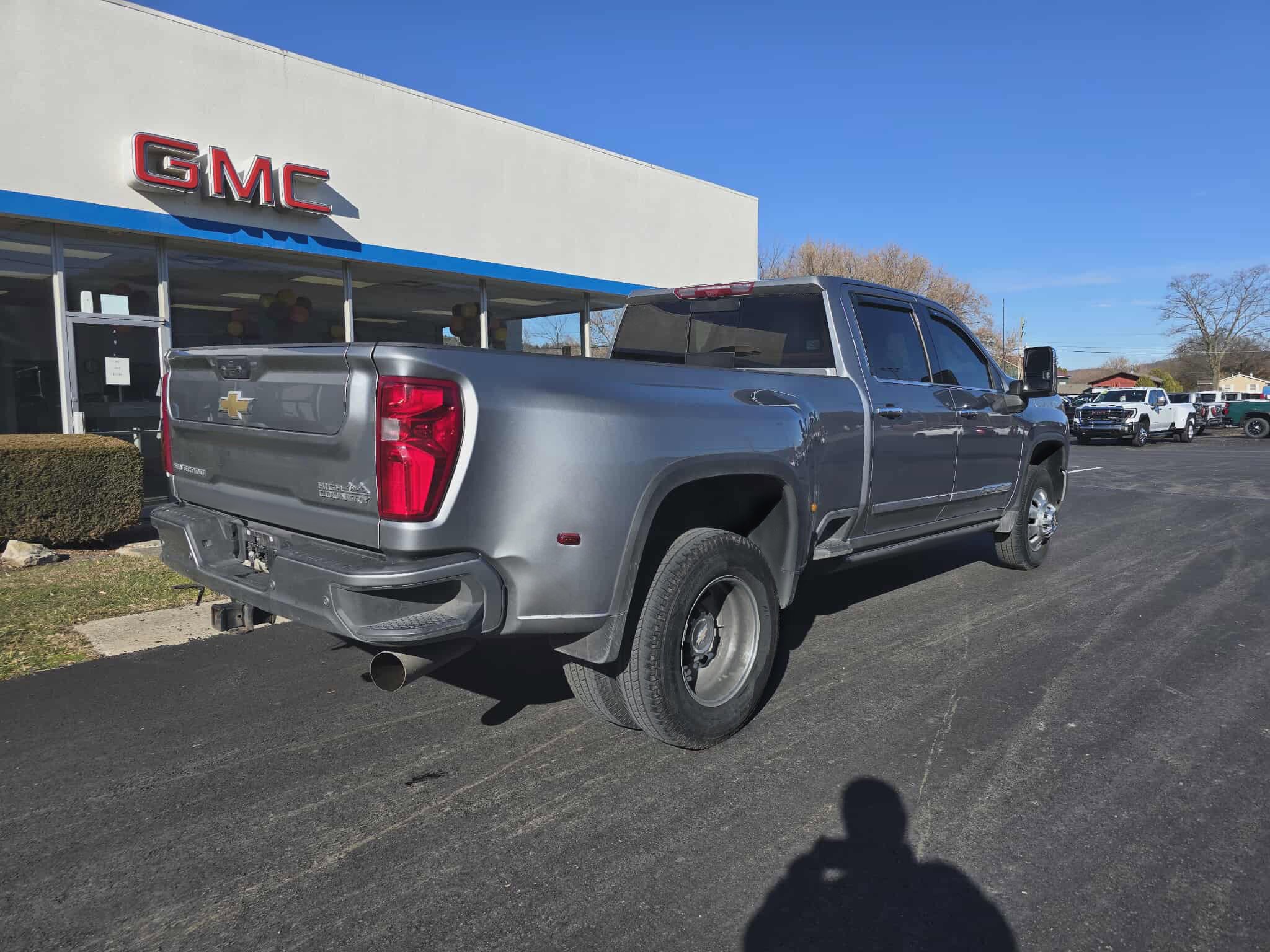 Used 2024 Chevrolet Silverado 3500 High Country w/ High Country Premium Package image 3
