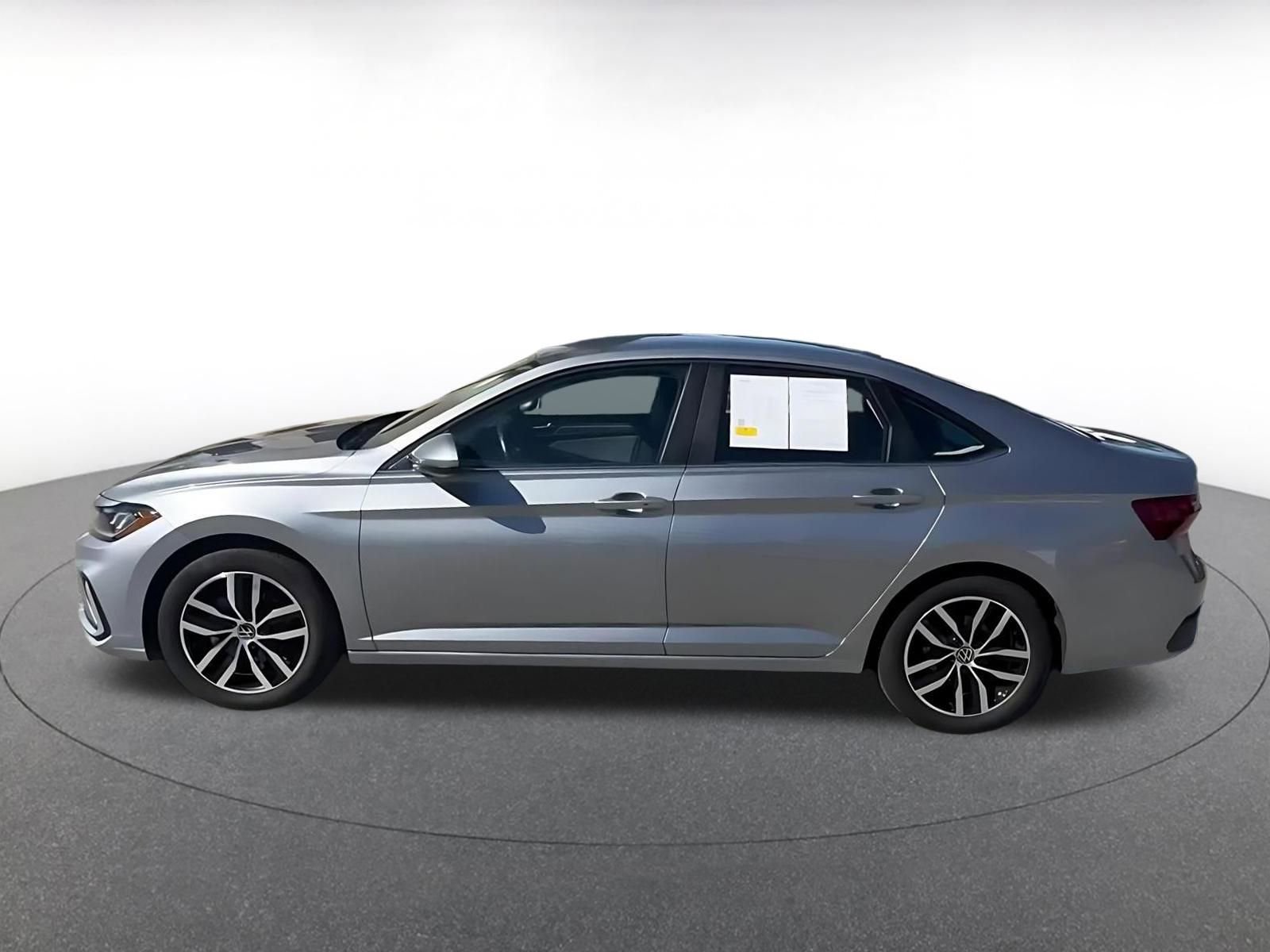 Used 2025 Volkswagen Jetta SE FWD image 9