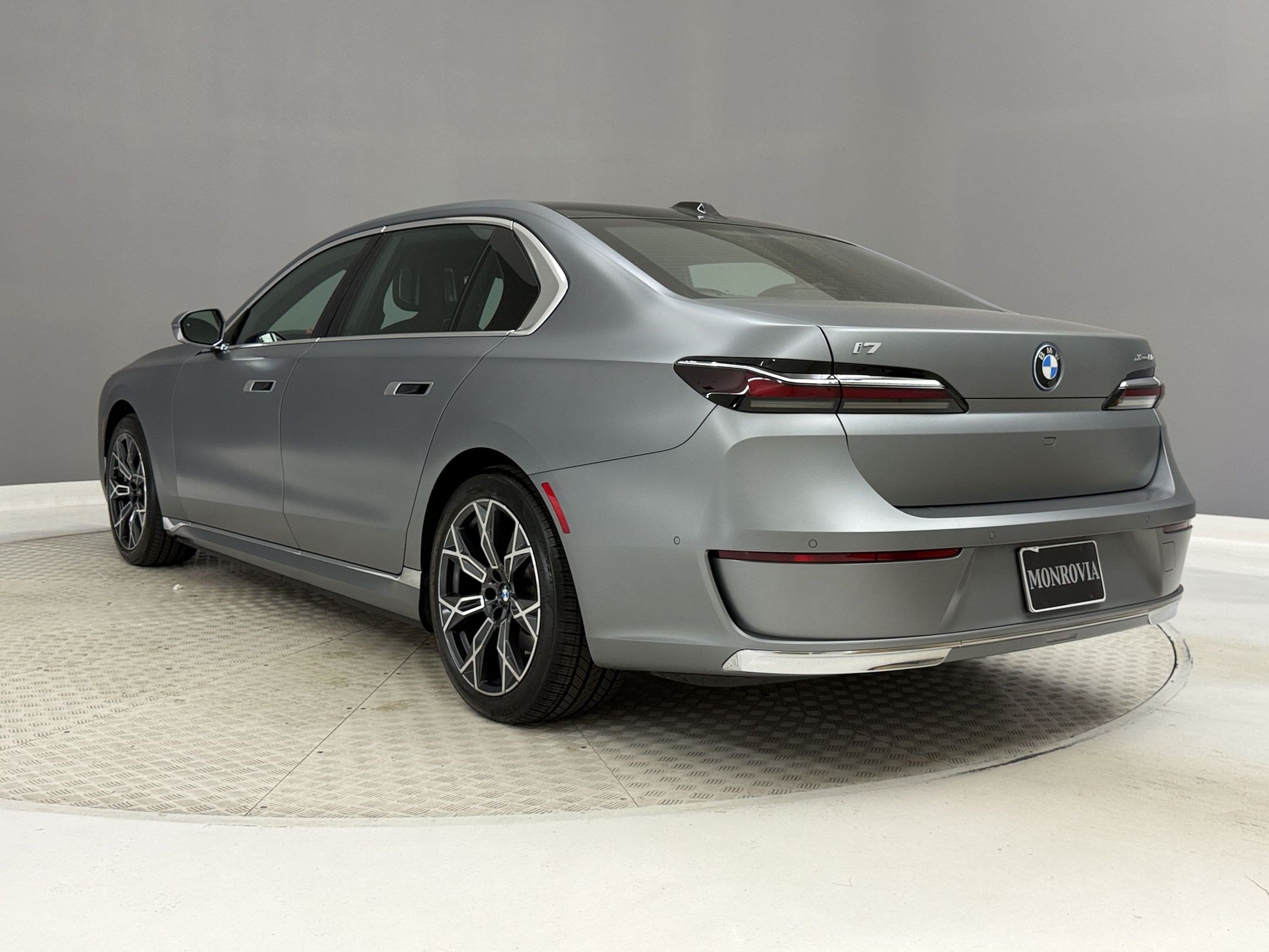 Certified 2023 BMW i7 xDrive60 AWD/4WD image 3