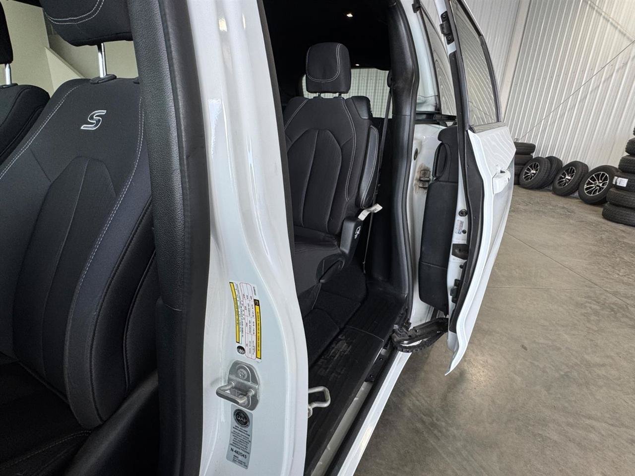 Used 2018 Chrysler Pacifica Touring Plus w/ S Appearance Package FWD image 27