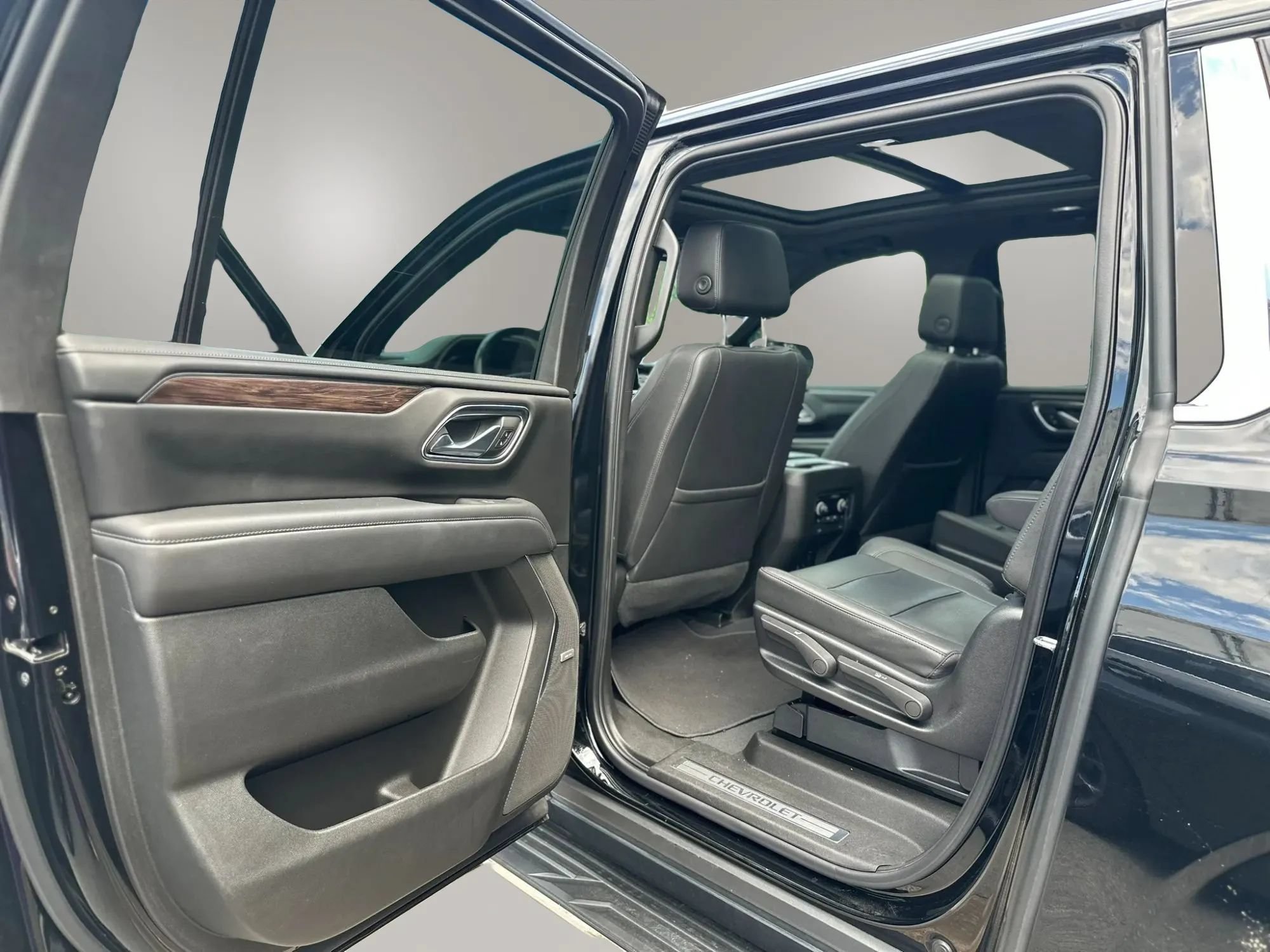 Used 2023 Chevrolet Suburban LT w/ LT Signature Plus Package RWD image 6