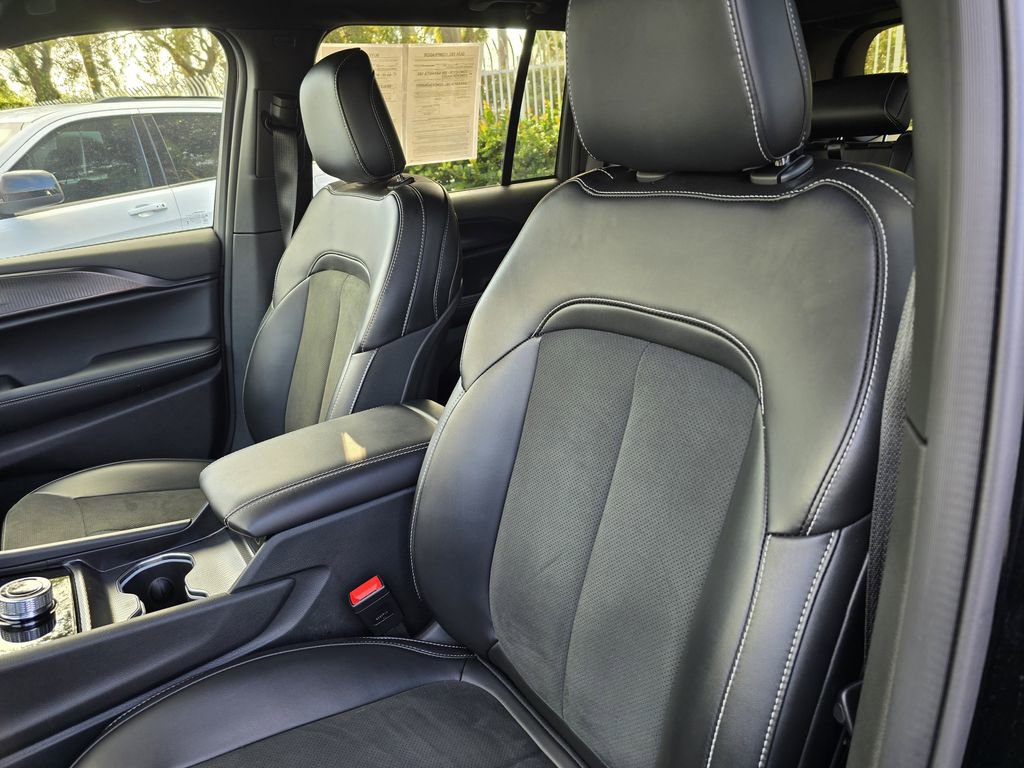 Used 2025 Jeep Grand Cherokee Altitude image 19