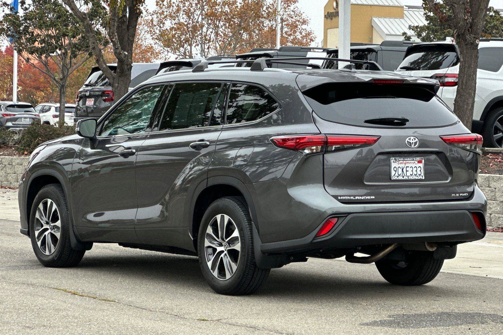 Used 2022 Toyota Highlander XLE image 6