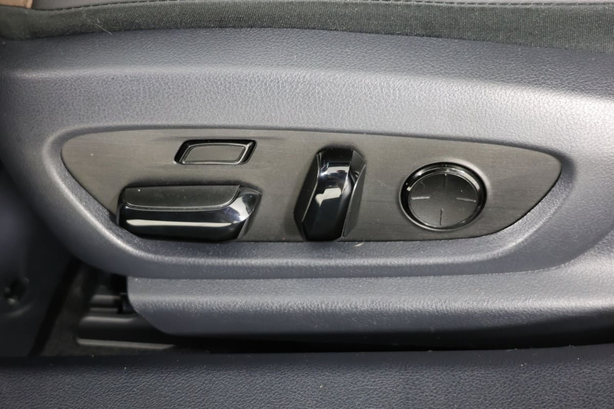Used 2024 Lexus ES 300h Ultra Luxury w/ Accessory Package (Z2) FWD image 26