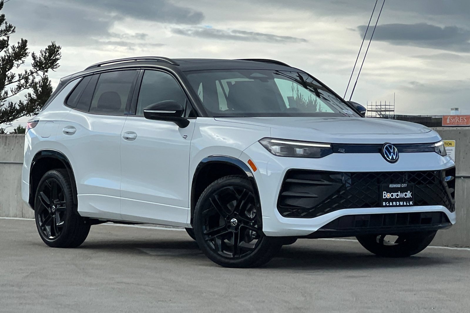 New 2026 Volkswagen Tiguan SE R-Line AWD/4WD image 2