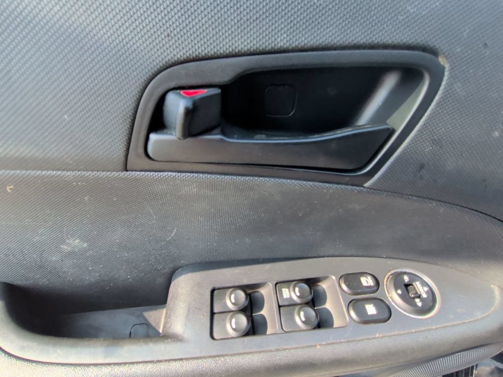 Used 2010 Hyundai Elantra GLS FWD image 12