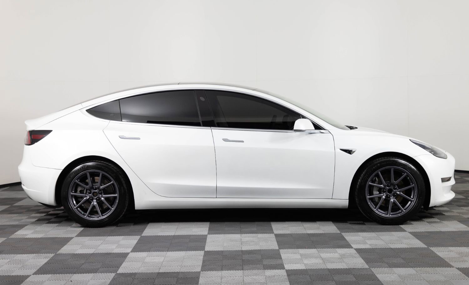 Used 2020 Tesla Model 3 Standard Range RWD image 9