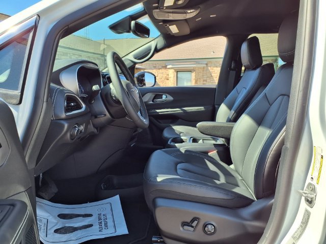 New 2027 Chrysler Pacifica Select FWD image 11