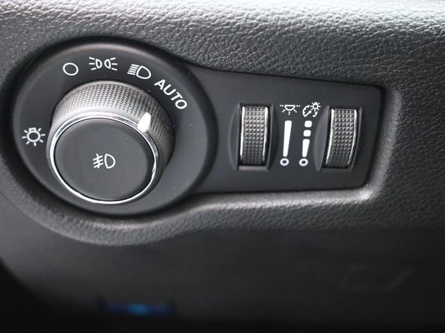 Used 2025 Chrysler Pacifica Select FWD image 20