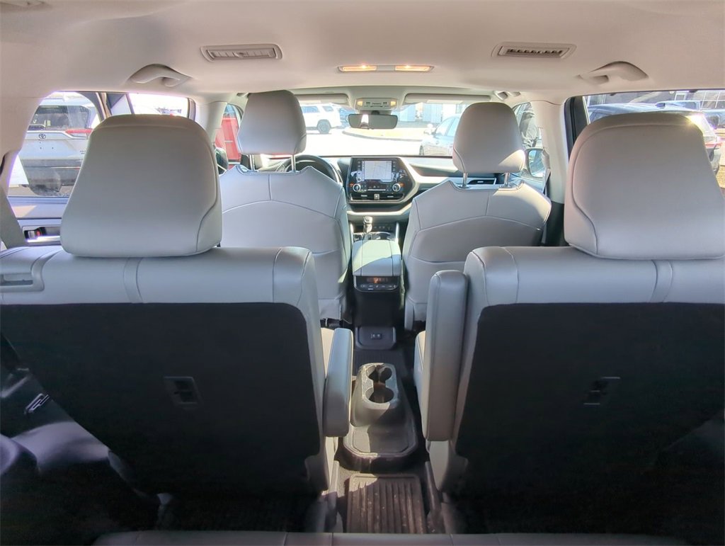 Used 2021 Toyota Highlander XLE image 13