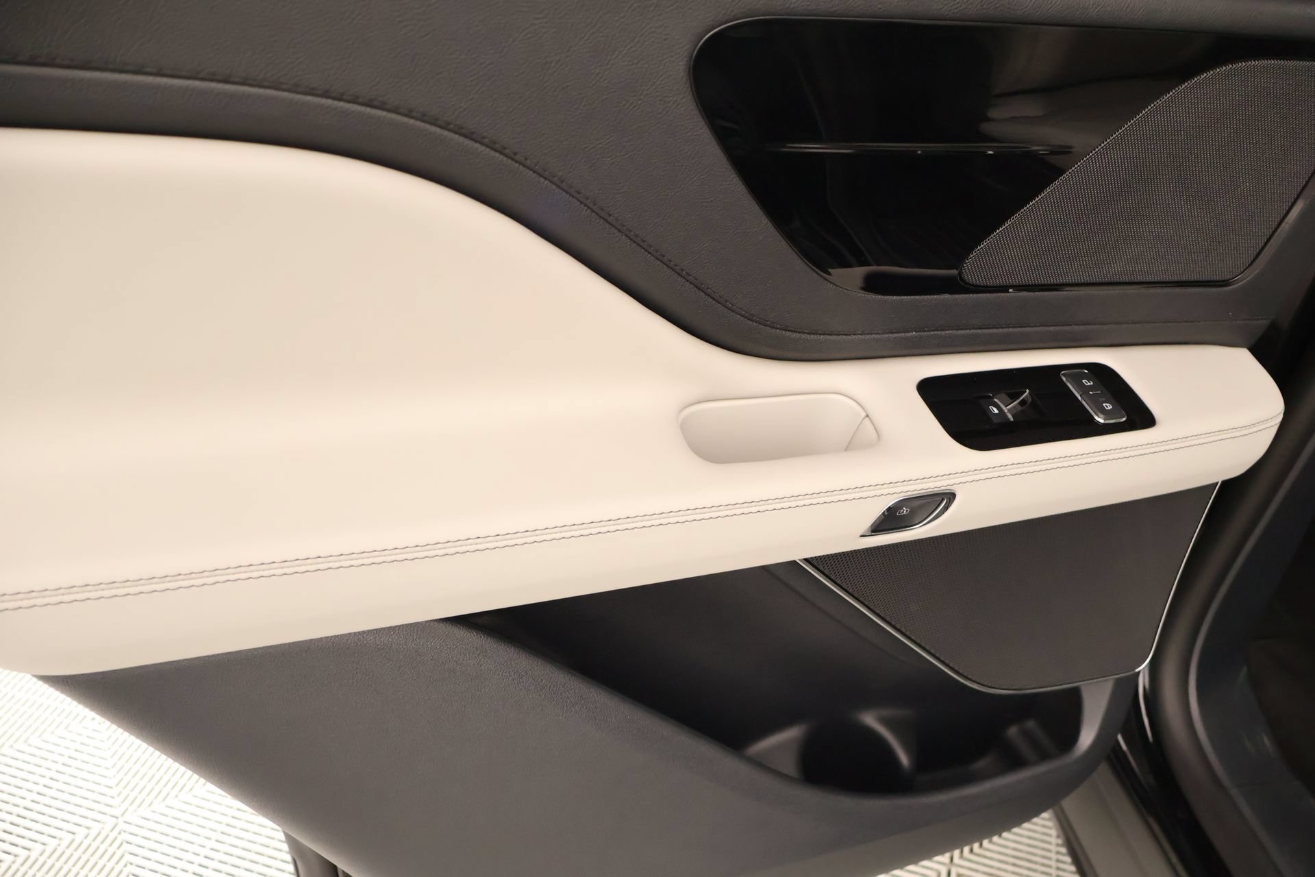 New 2026 Lincoln Aviator AWD w/ Jet Appearance Package image 19