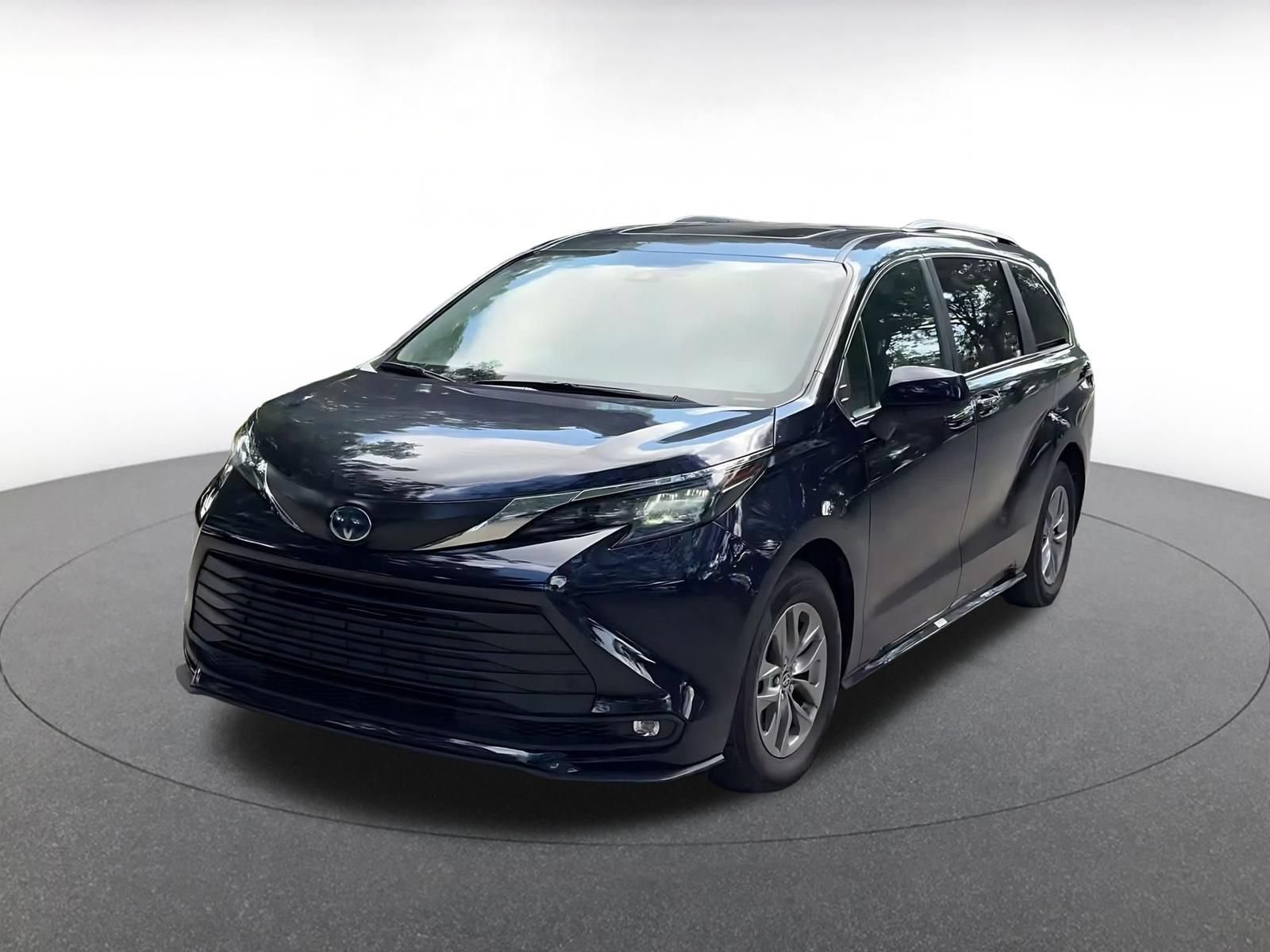 Used 2025 Toyota Sienna XLE FWD image 6