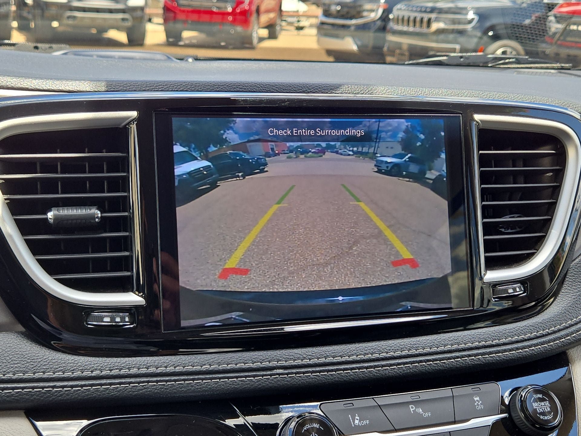 Used 2024 Chrysler Pacifica Limited FWD image 18