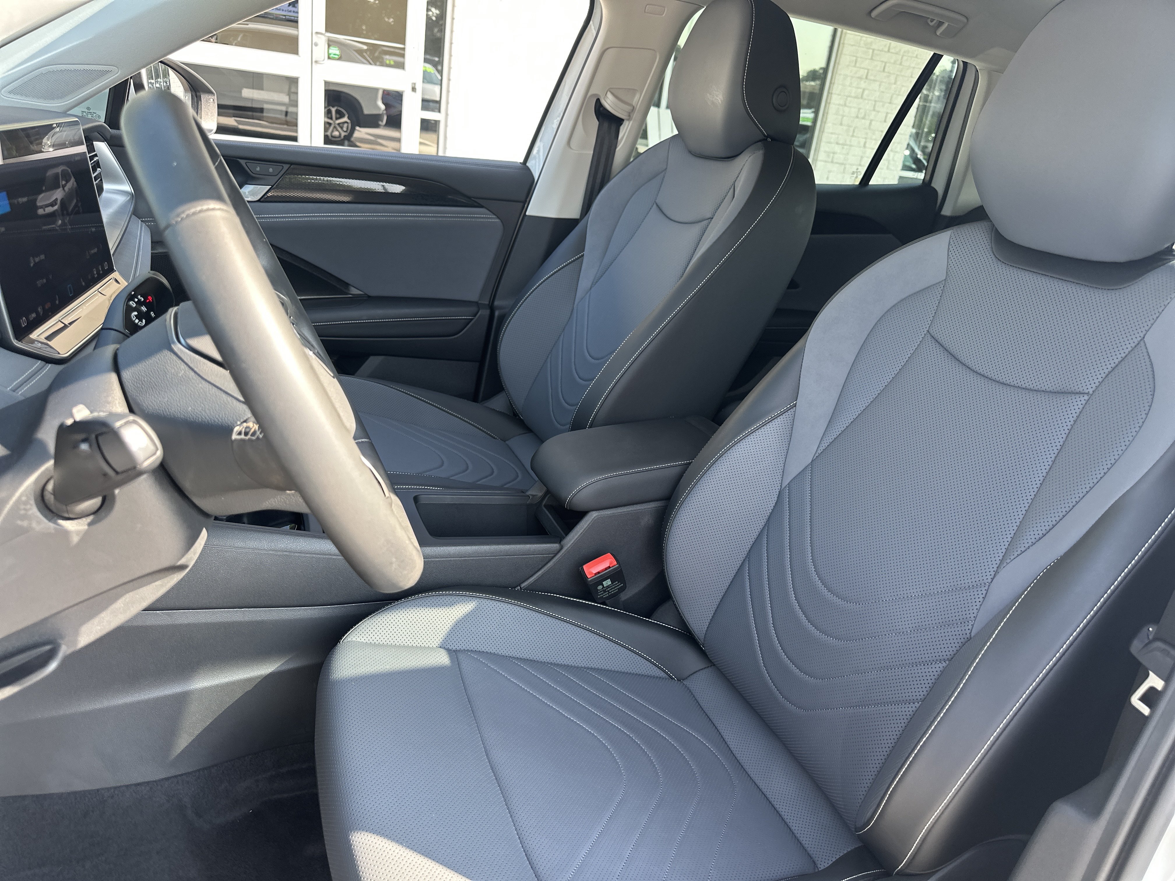 Used 2025 Volkswagen Tiguan SE AWD/4WD image 11