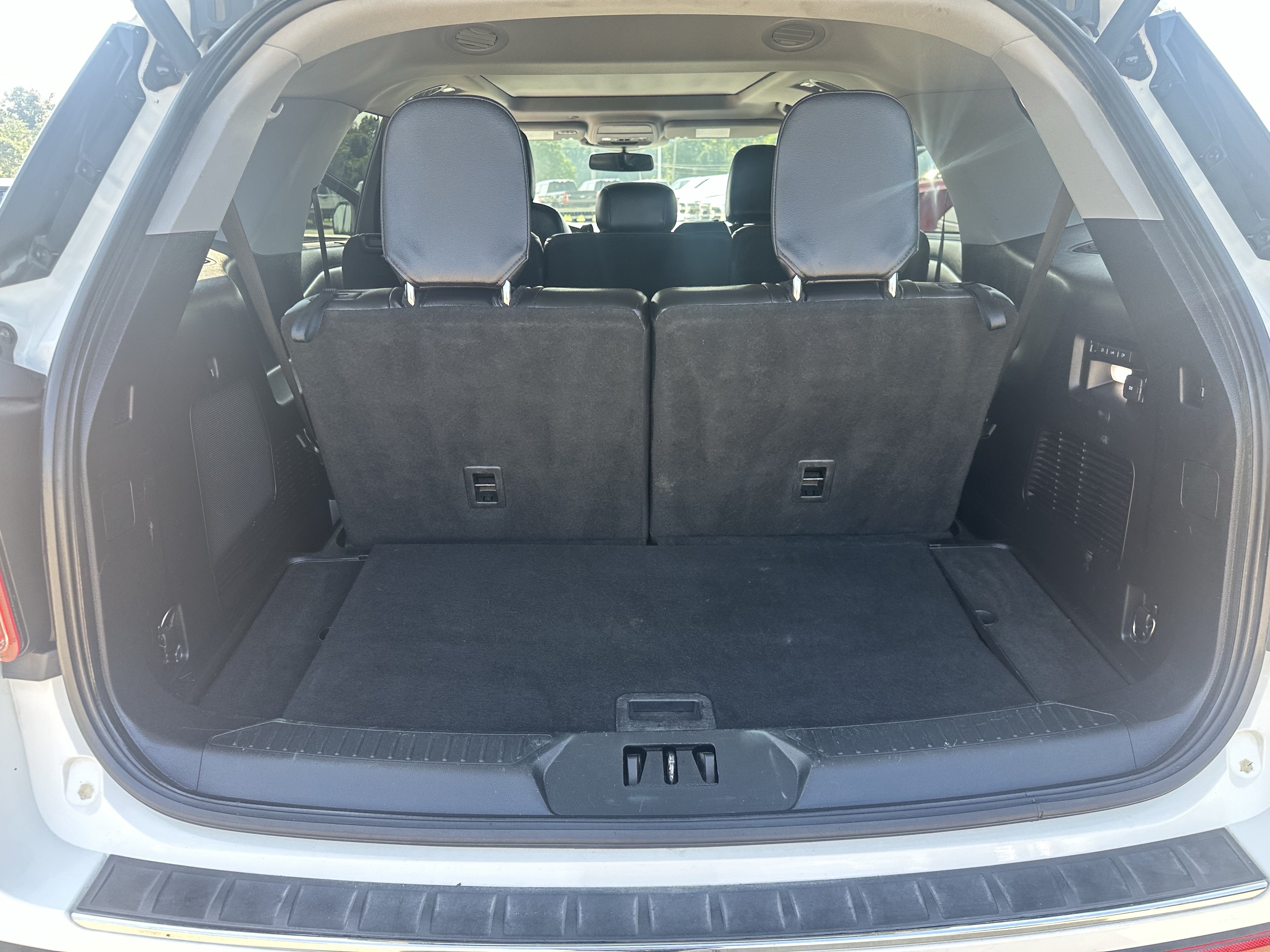 Used 2021 Ford Explorer Limited w/ Equipment Group 301A AWD/4WD image 12