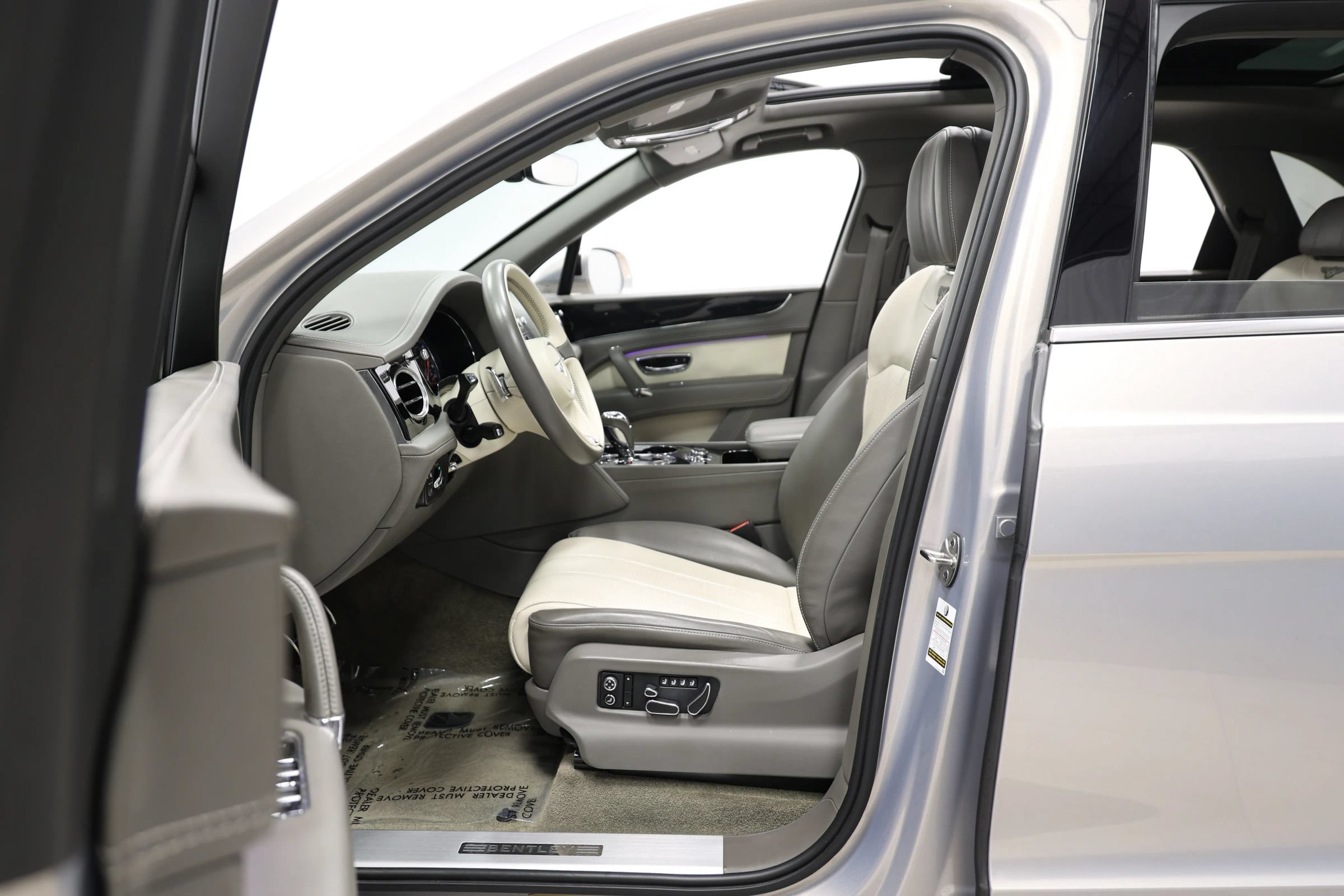 Used 2018 Bentley Bentayga Onyx Edition AWD/4WD image 16