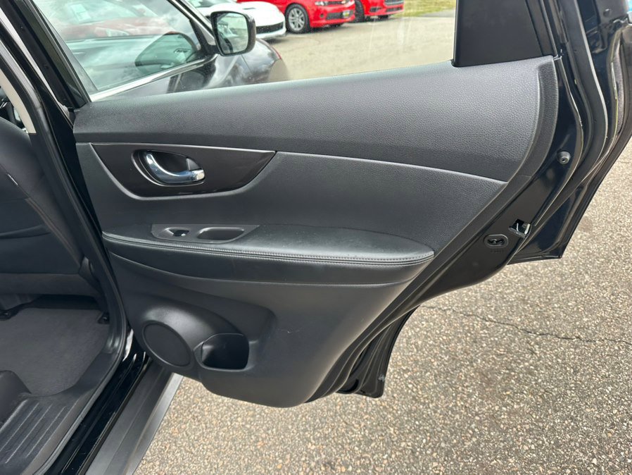 Used 2018 Nissan Rogue S image 17