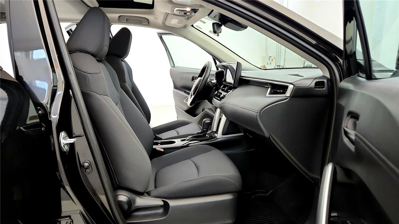 Used 2023 Toyota Corolla Cross LE w/ Moonroof Package image 17