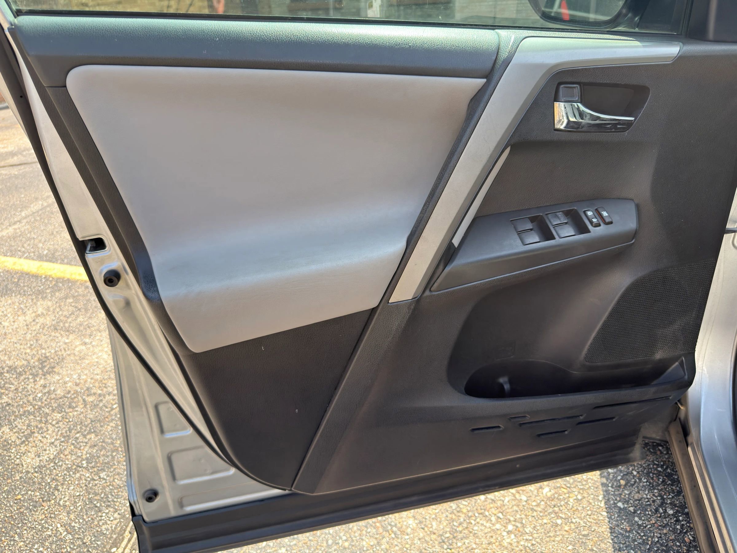 Used 2016 Toyota RAV4 XLE FWD image 29