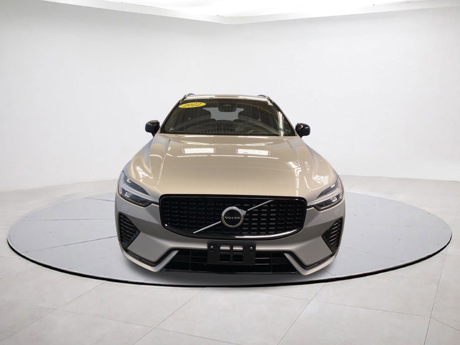 Used 2022 Volvo XC60 B5 R-Design image 2