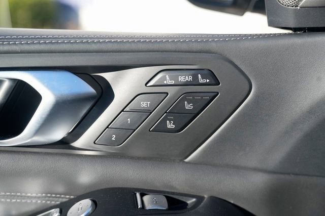 Used 2020 BMW X7 M50i w/ Dynamic Handling Package image 31