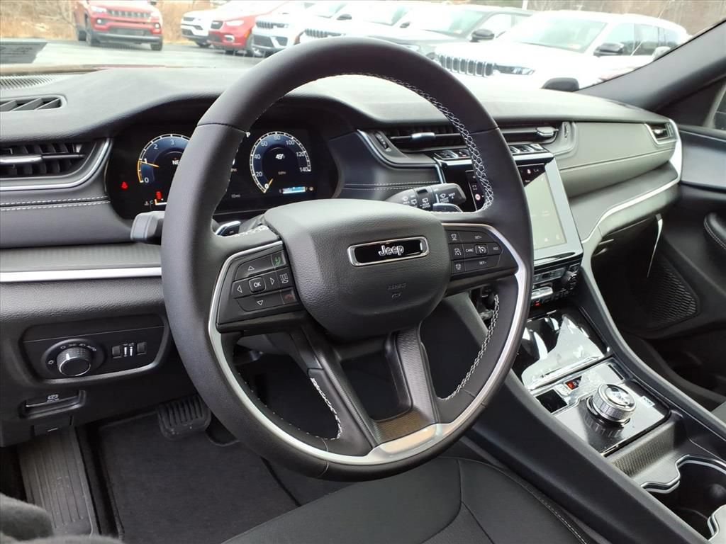 New 2025 Jeep Grand Cherokee Laredo w/ Luxury Tech Group I AWD/4WD image 8