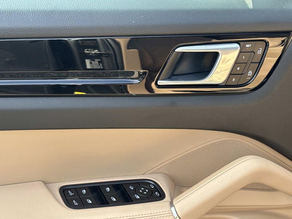 Used 2022 Porsche Cayenne Platinum Edition image 20