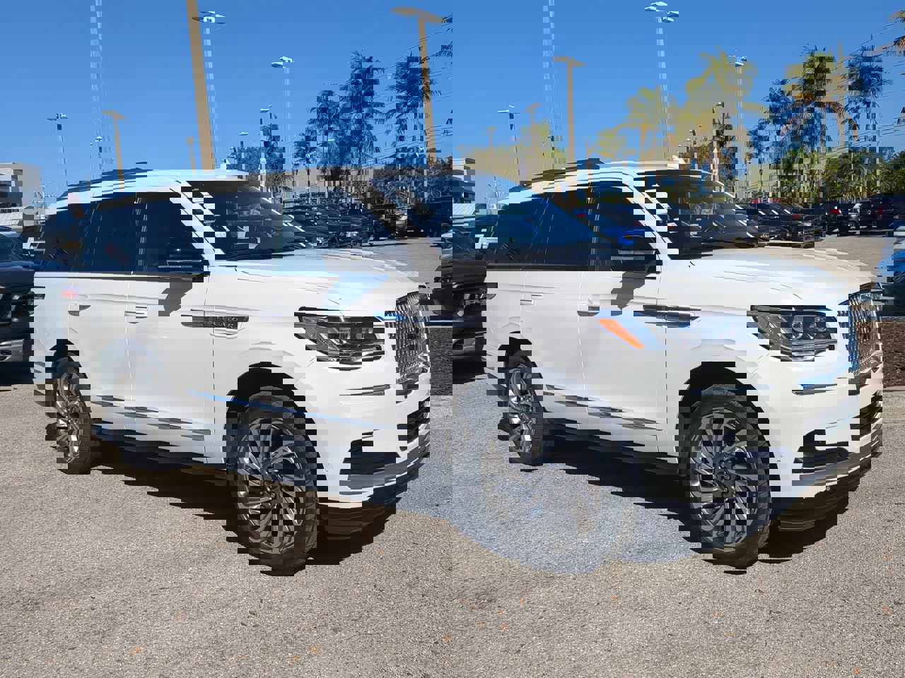 Used 2023 Lincoln Navigator Reserve image 2