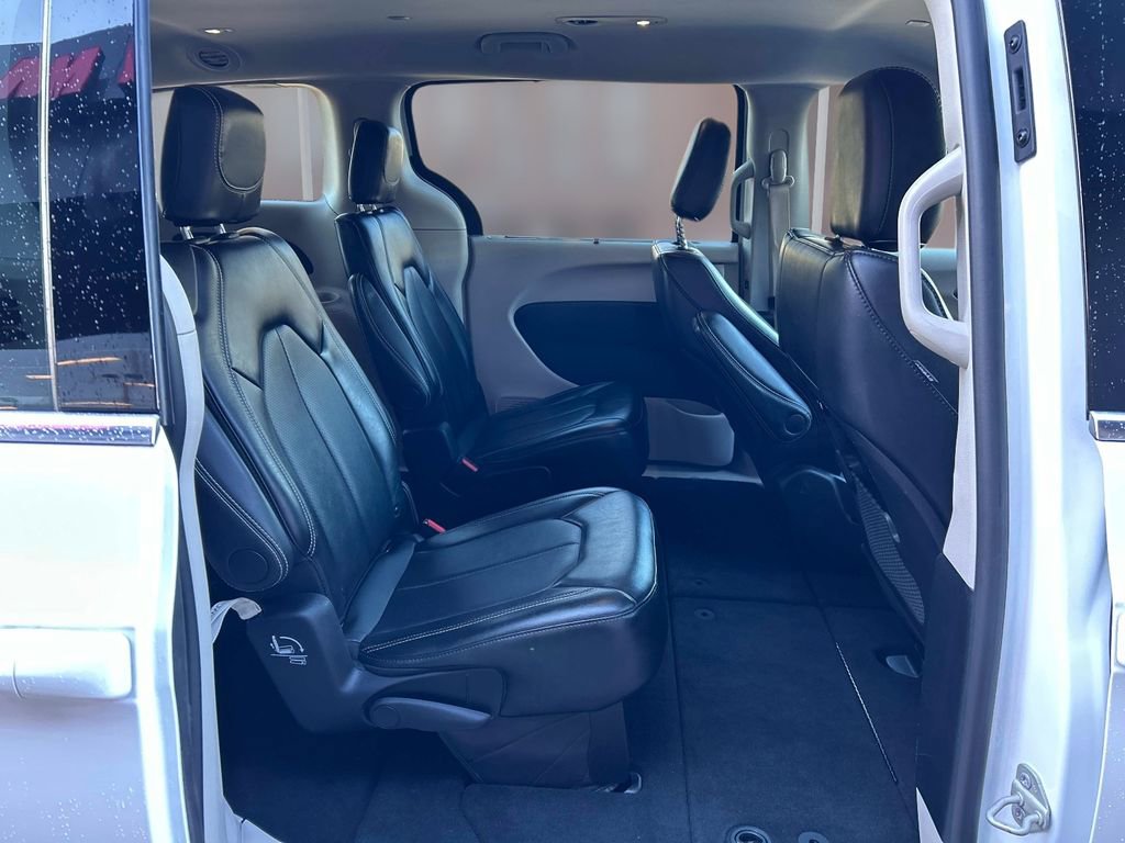 Used 2024 Chrysler Pacifica Touring-L image 15
