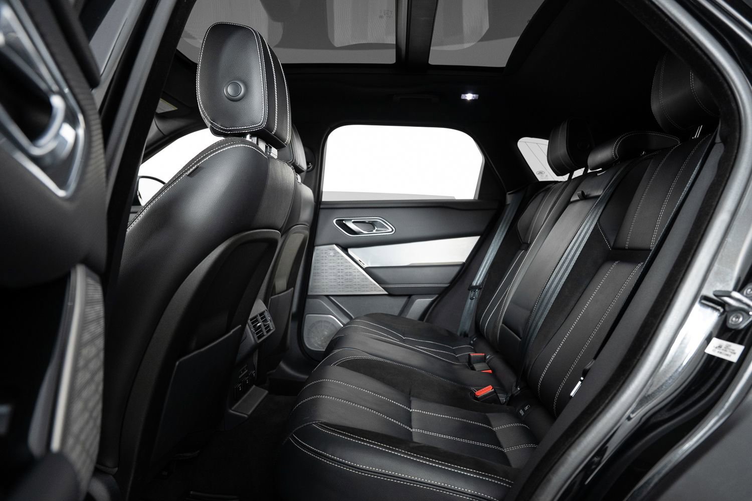 Used 2018 Land Rover Range Rover Velar R-Dynamic SE image 18