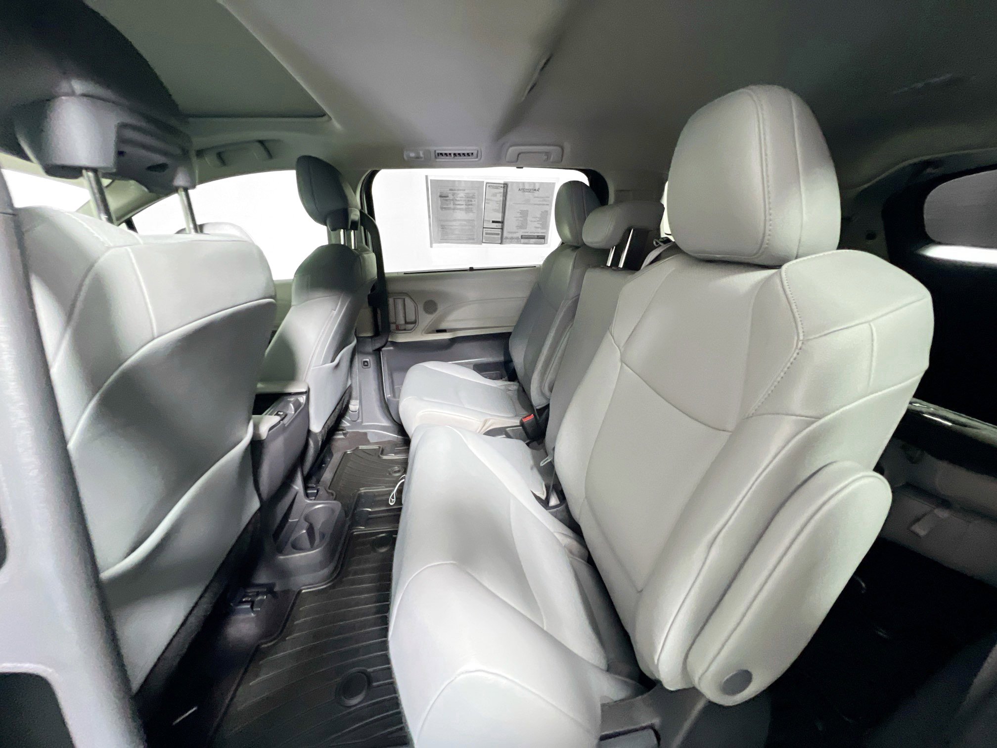 Used 2024 Toyota Sienna XLE FWD image 29