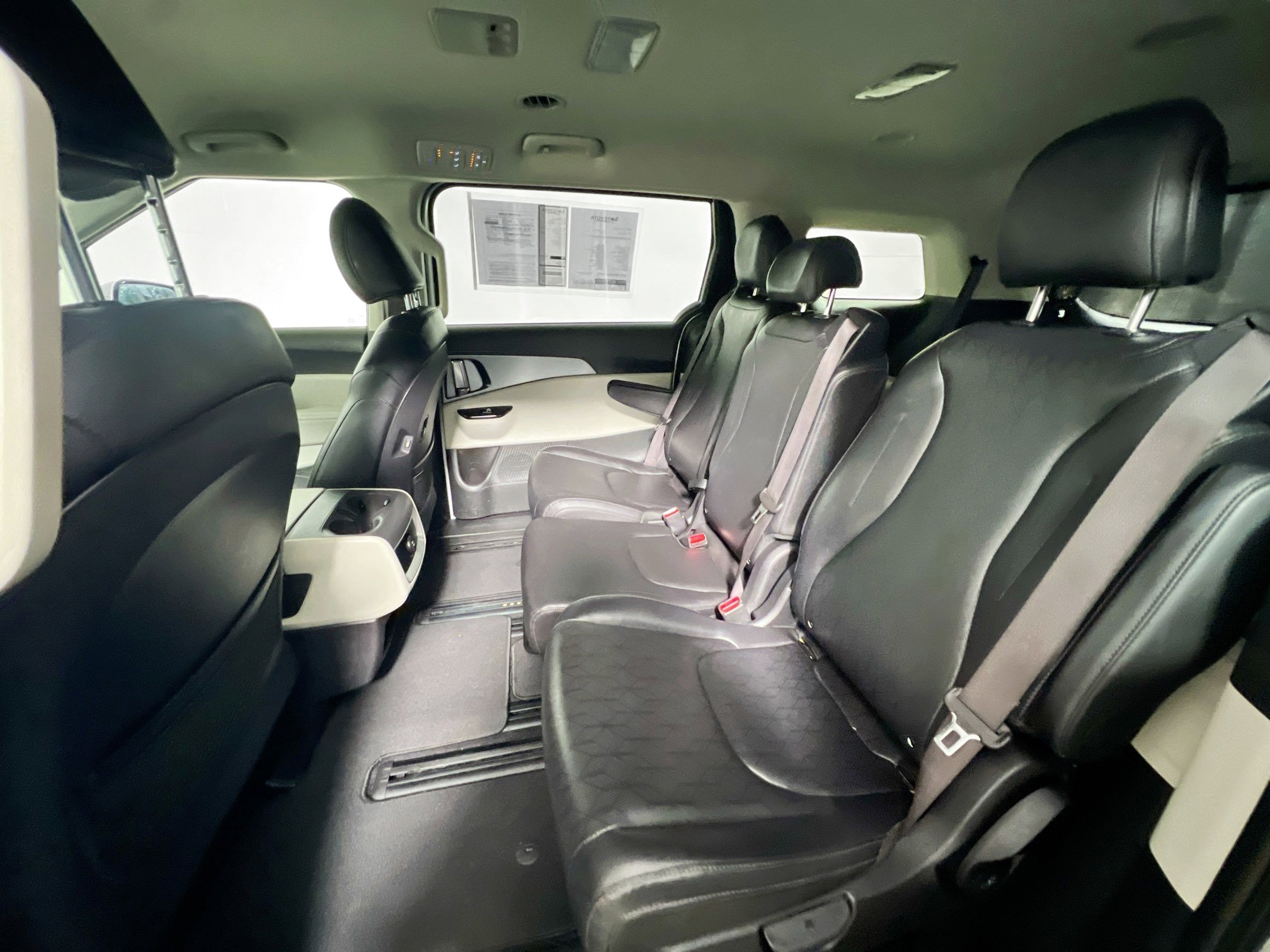 Used 2023 Kia Carnival LX image 29