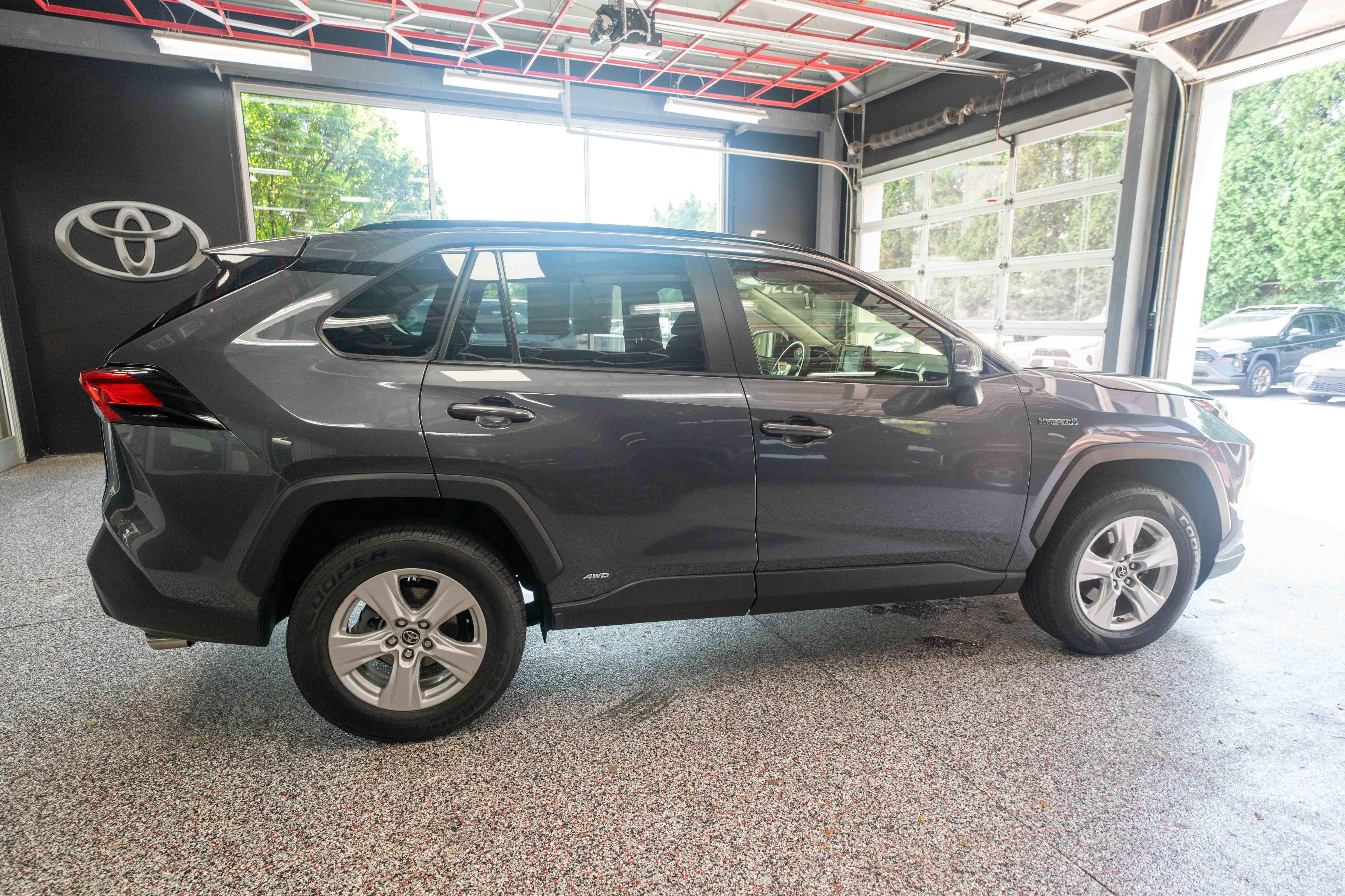 Used 2019 Toyota RAV4 XLE w/ Convenience Package AWD/4WD image 4
