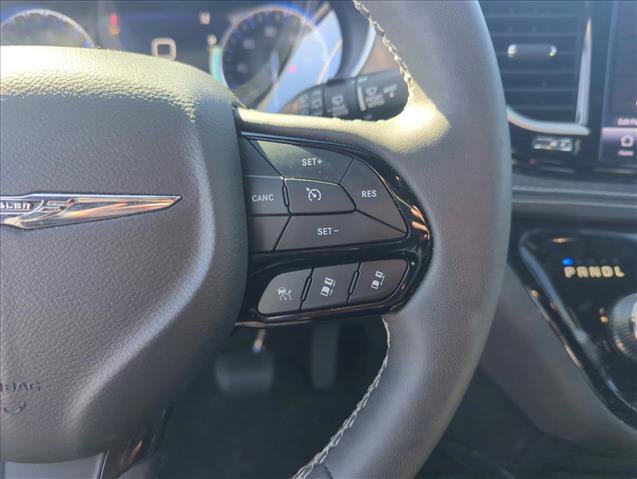 Used 2023 Chrysler Pacifica Touring-L w/ S Appearance Package image 15