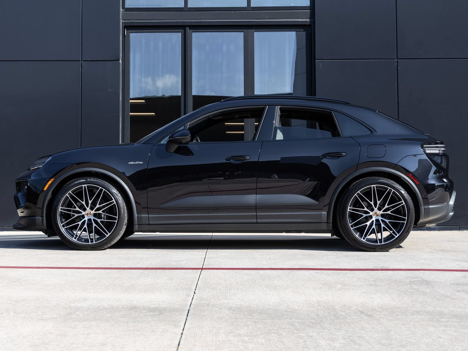 Used 2025 Porsche Macan 4 Electric AWD/4WD image 2