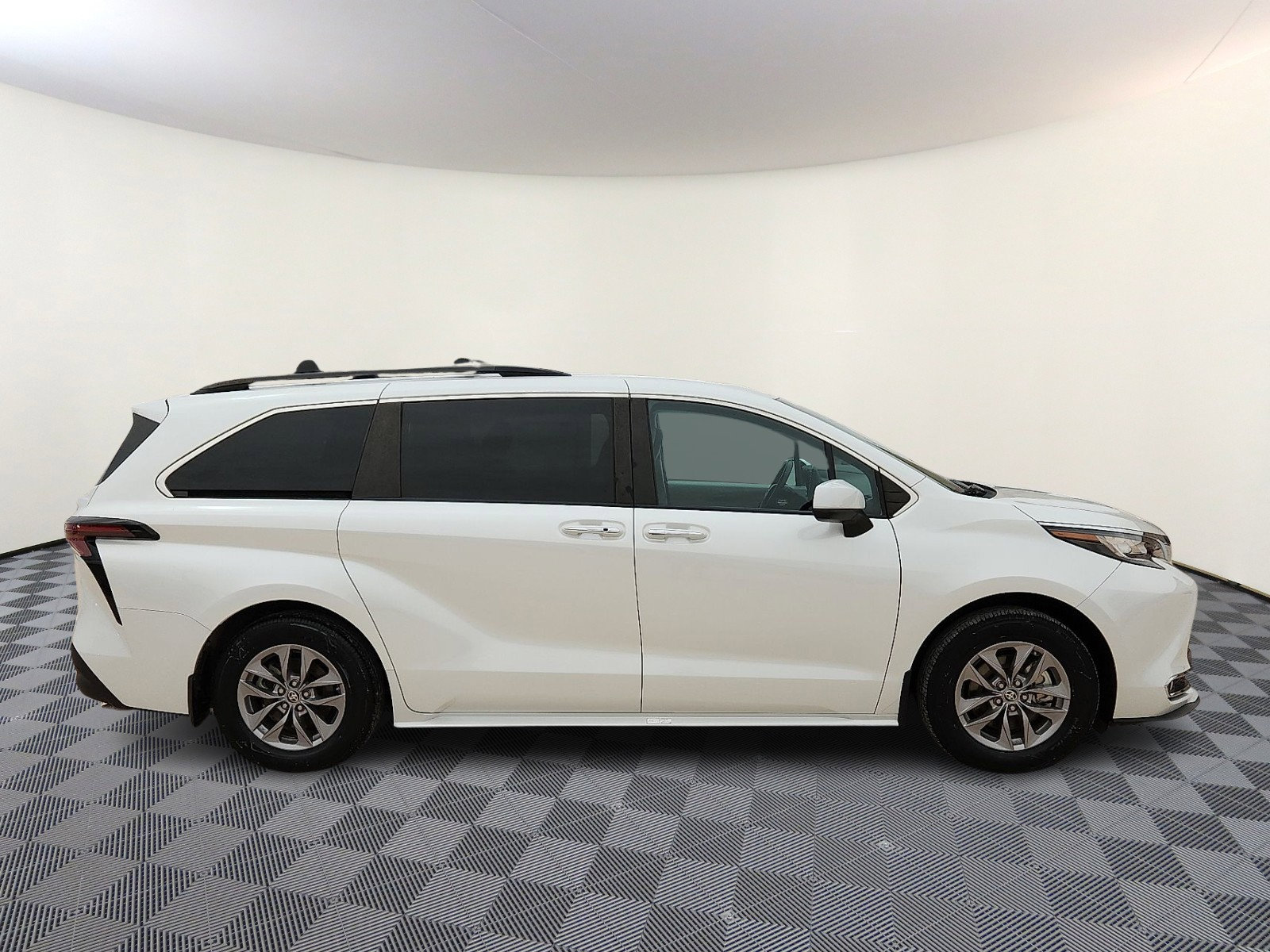 Used 2023 Toyota Sienna XLE w/ XLE Plus Package FWD image 5