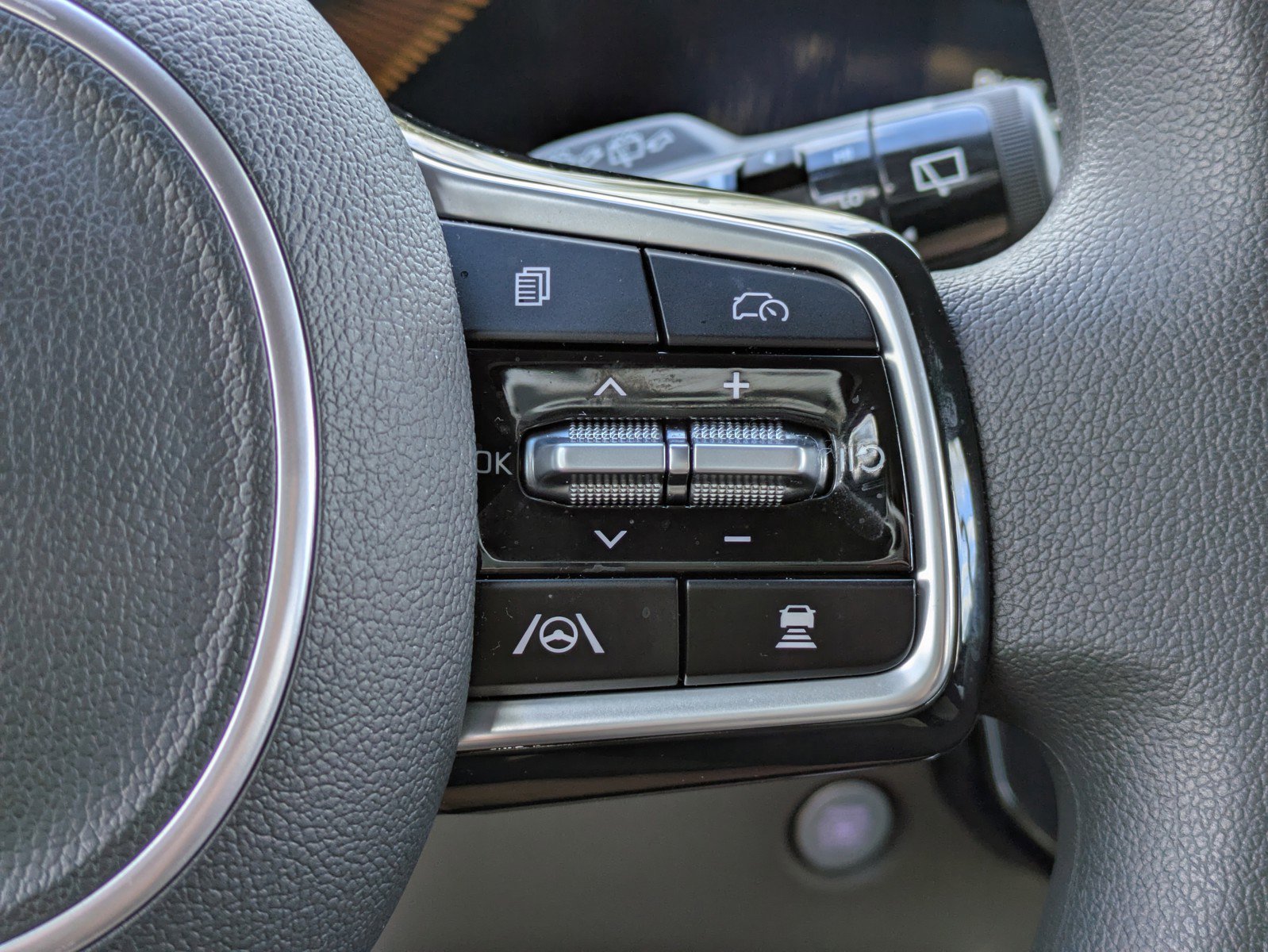 Certified 2026 Kia Carnival LX FWD image 31